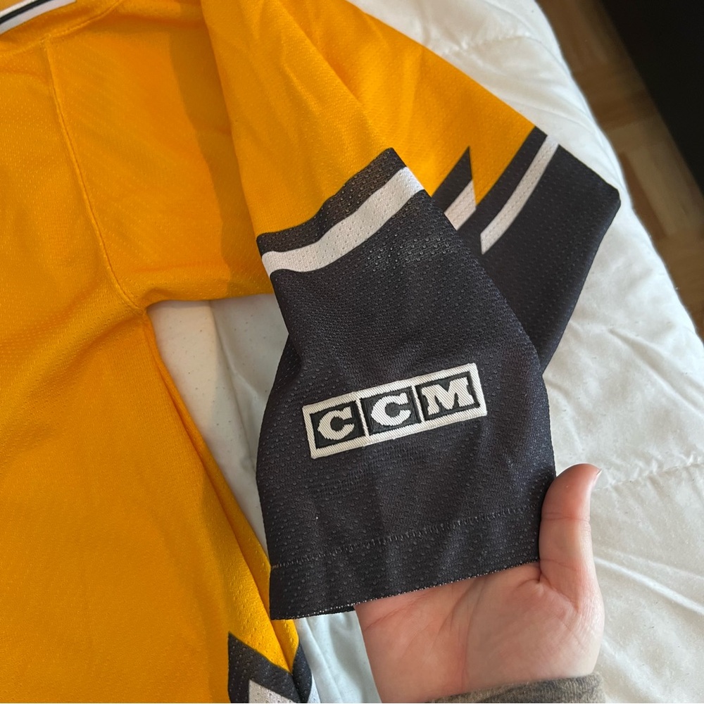 Boston Bruins CCM Pooh Bear NHL Hockey Jersey Vintage Yellow - Picture 11 of 15